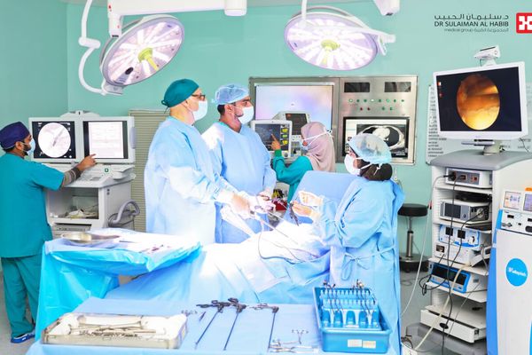 عملية منظـار بمستشـفى الدكتـور سـليمان الحبـيب بـالريــان تنهي معاناة مراجعة مع ورم حجمه «12» سم بالغدة الكظرية