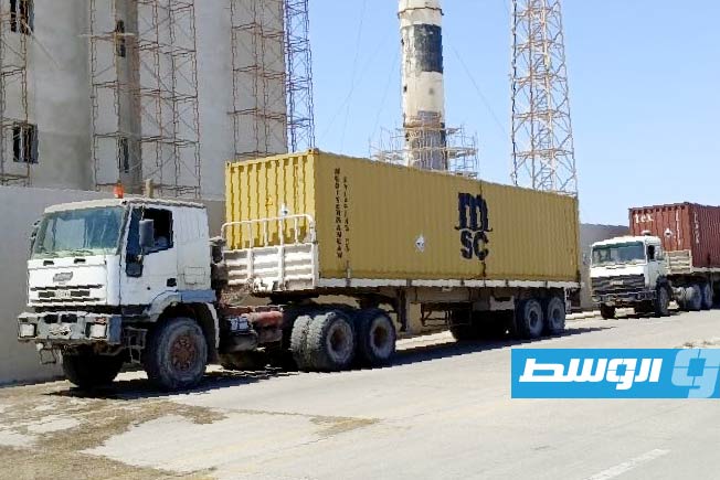 وصول حاويات محملة ببطاريات لتشغيل محطات الطاقة إلى ميناء طرابلس