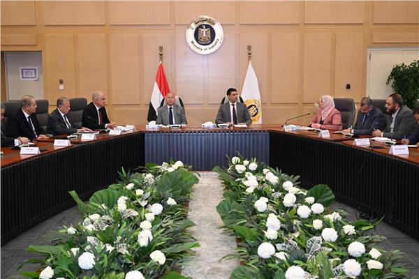 وزير الصناعة يبحث مع محافظ القاهرة واتحاد الصناعات خطة تطوير منطقة شق الثعبان