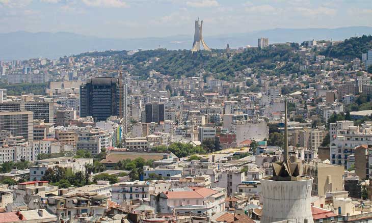 الجزائر تنظر إلى نفسها في مرآة