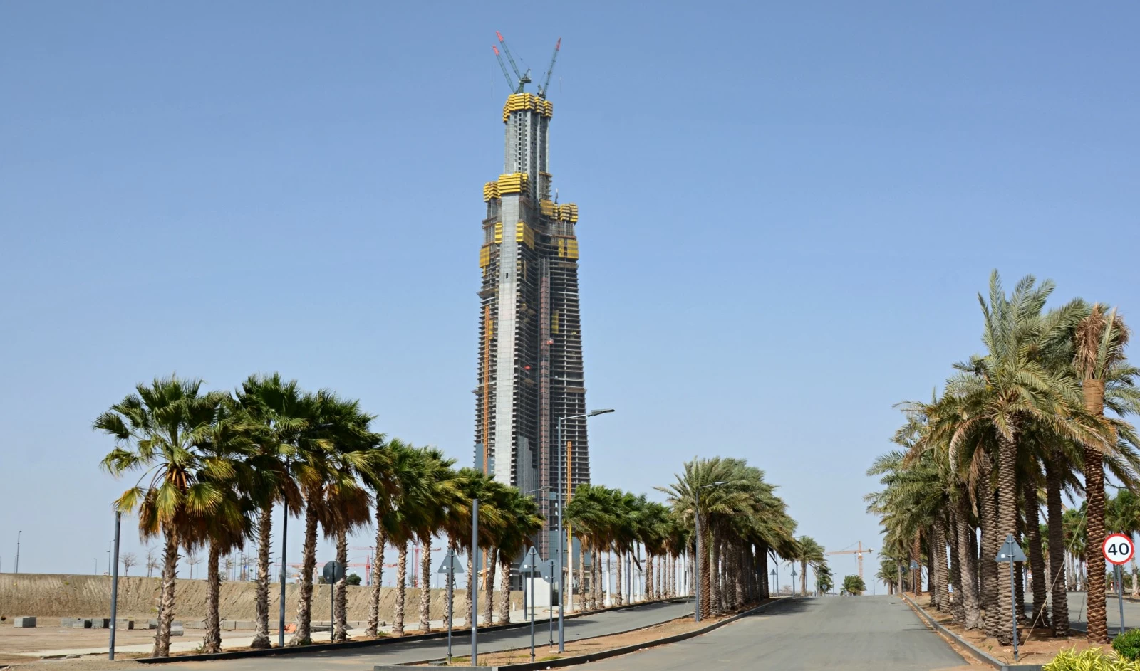 في الطابق الـ102.. برج جدة يغازل السحاب قبل اكتماله