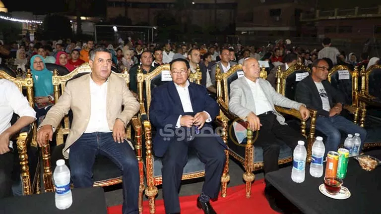 محافظ القاهرة يشاهد مباراة مصر مع أهالي روض الفرج