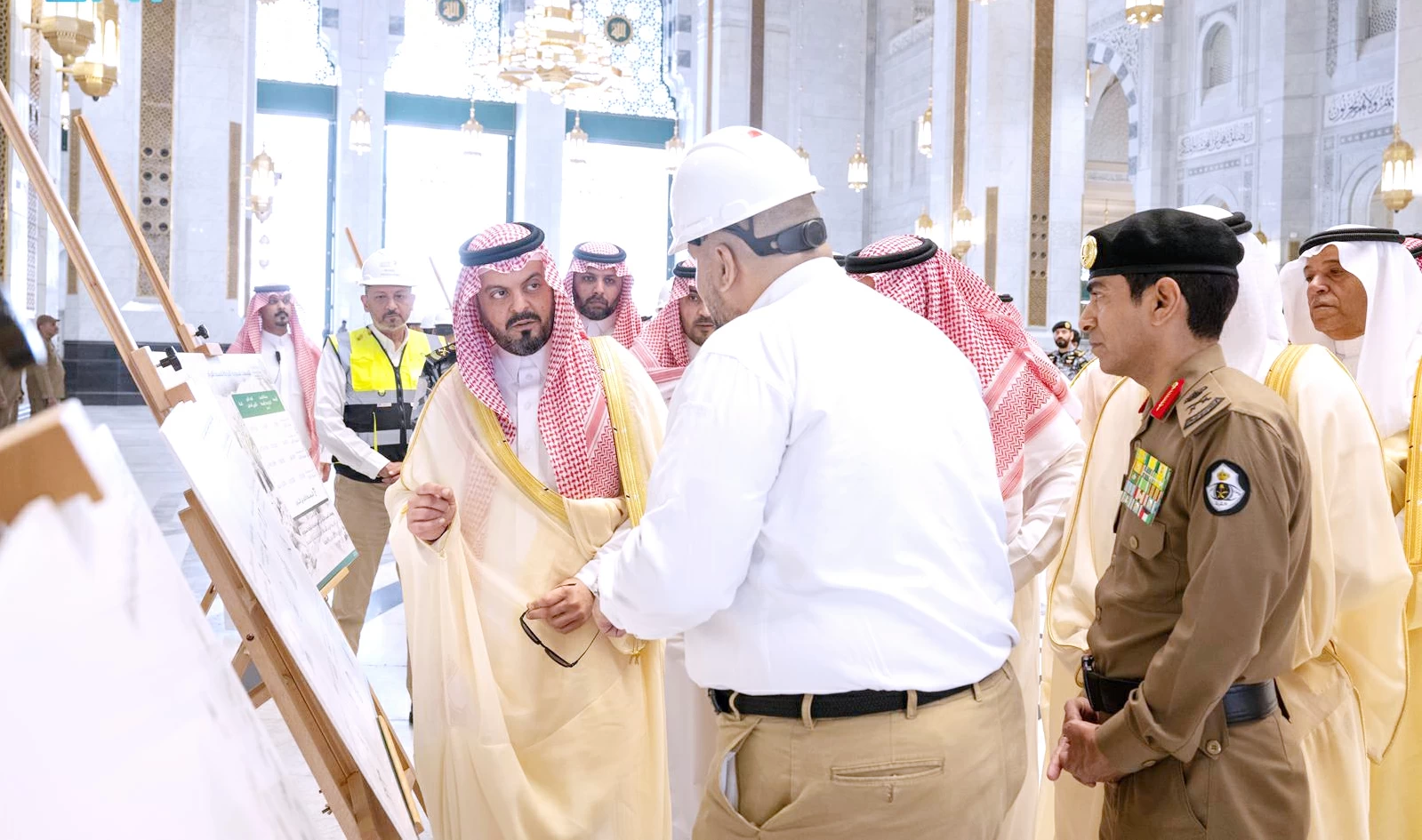نائب أمير مكة يقف ميدانياً على استعدادات الحج