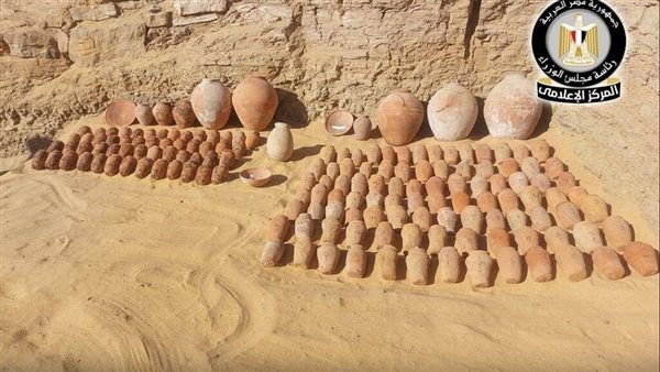مصر تعلن اكتشاف مقابر صخرية في قبة الهواء بأسوان