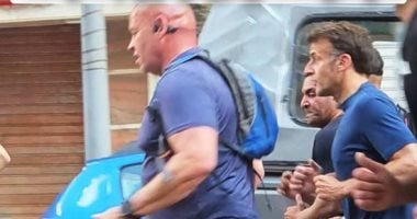 مصر بلد الأمن والأمان.. الرئيس الفرنسي يظهر مرتديا الشورت أثناء ممارسة الجرى فى شوارع الإسكندرية.. احتفاء شعبى واسع بزيارة ماكرون إلى البلاد.. ونشطاء التواصل الاجتماعي يتفاعلون مع رئيس فرنسا