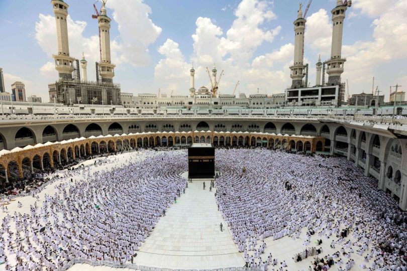 إبستين ورجل أعمال إماراتي أمام قطعة من كسوة الكعبة وتبادل لنكات بذيئة عن مصلين وتجارب جنسية