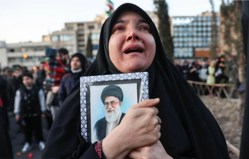 هذا ما قاله ترامب حين شاهد الإيرانيين يبكون في جنازة خامنئي!