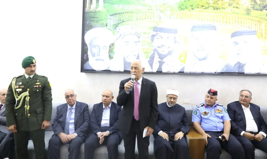 ​بتوجيهات ملكية.. العيسوي ينقل تمنيات الملك وولي العهد للعين الأسبق برجس الحديد بدوام الصحة والعافية
