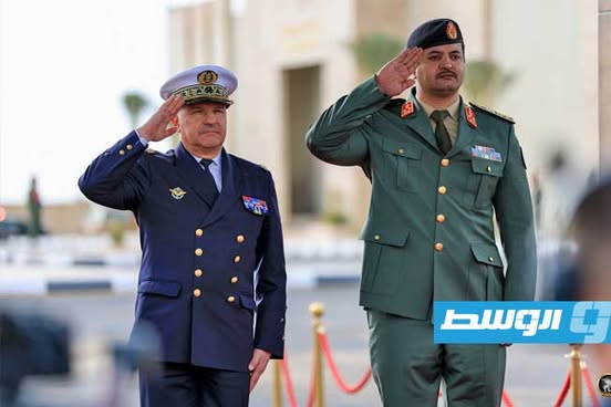 خالد حفتر يستقبل قائد القوات الفرنسية بالبحر المتوسط في بنغازي
