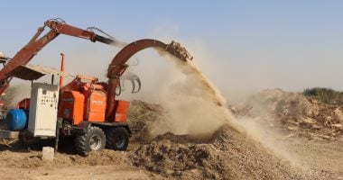 كيف تعاملت محافظة بنى سويف مع مخلفات الغابة الشجرية بمنطقة بياض العرب الصناعية؟.. استجلاب ماكينة فرم عملاقة لتحويل المخلفات لثروة اقتصادية.. والتعاقد مع شركة متخصصة لتقليم النخيل ونبات الجوجوبا