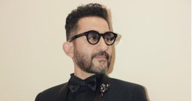 كريم عبد العزيز ناعيا والدة أحمد حلمى: ربنا يصبرك ويقويك ياحبيبى
