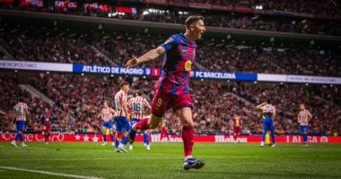 برشلونة يخطف فوزا مثيرا من أتلتيكو مدريد ويعزز صدارة الدوري الإسباني