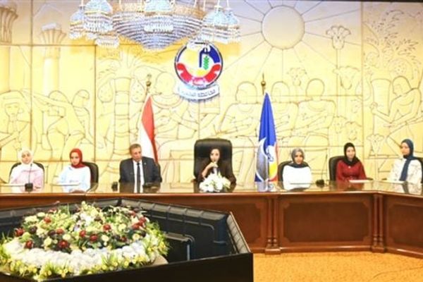 محافظ البحيرة تكرّم أوائل الشهادة الإعدادية: "أنتن نماذج مضيئة وصُنّاع لمستقبل الوطن"