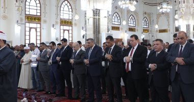 محافظ البحر الأحمر يؤدي صلاة عيد الأضحي بمسجد الميناء الكبير بالغردقة