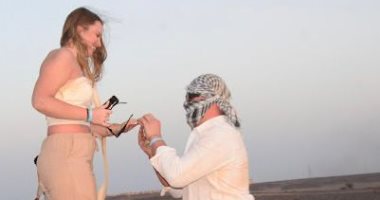 الحب فوق جبال مرسى علم.. سائح رومانى يفاجئ حبيبته بخاتم الزواج فى رحلة سفارى.. غروب الشمس يمنح ألبرتو ودنيسا لحظة العمر وسط الطبيعة الخلابة.. الرومانسية تسود صحراء وادى عريعر.. والحبيبان