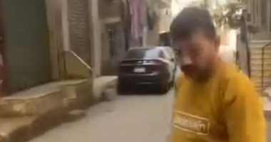 سائق متهور يقلب التوك توك براكبه بسبب الأجرة فى بلبيس ويصيح انا 5%