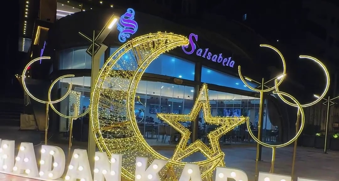 أهالي طرطوس يحيون تقاليد رمضان بتزيين شوارع مدينتهم ابتهاجاً بالشهر الفضيل