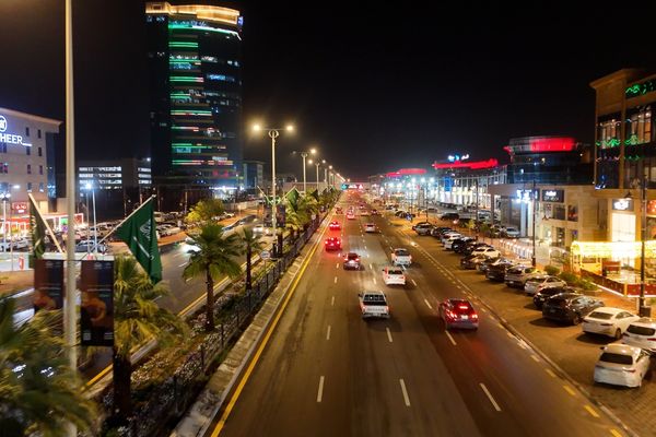 أمانة الشرقية تزين حاضرة الدمام بنحو 3000 علم احتفاءً بيوم العلم السعودي