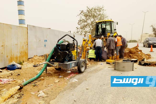 كسر خط مياه رئيسي أثناء الاستعداد لإنشاء جسر في منطقة الفلاح بطرابلس