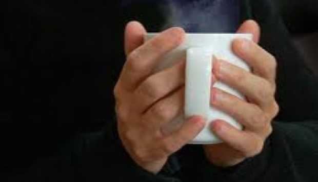 طبيب يحذر من تناول المشروبات الساخنة جدًا لهذا السبب (فيديو)