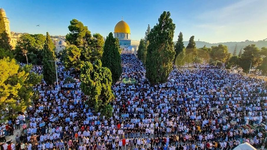 100 ألف يؤدون صلاة الجمعة في "الأقصى" بعد إغلاقه 40 يومًا