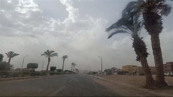 الطقس المتقلب، انكسار الموجة الحارة، انخفاض الحرارة 6 درجات، رياح وأتربة على هذه المناطق، وتحذير من ارتفاع الأمواج