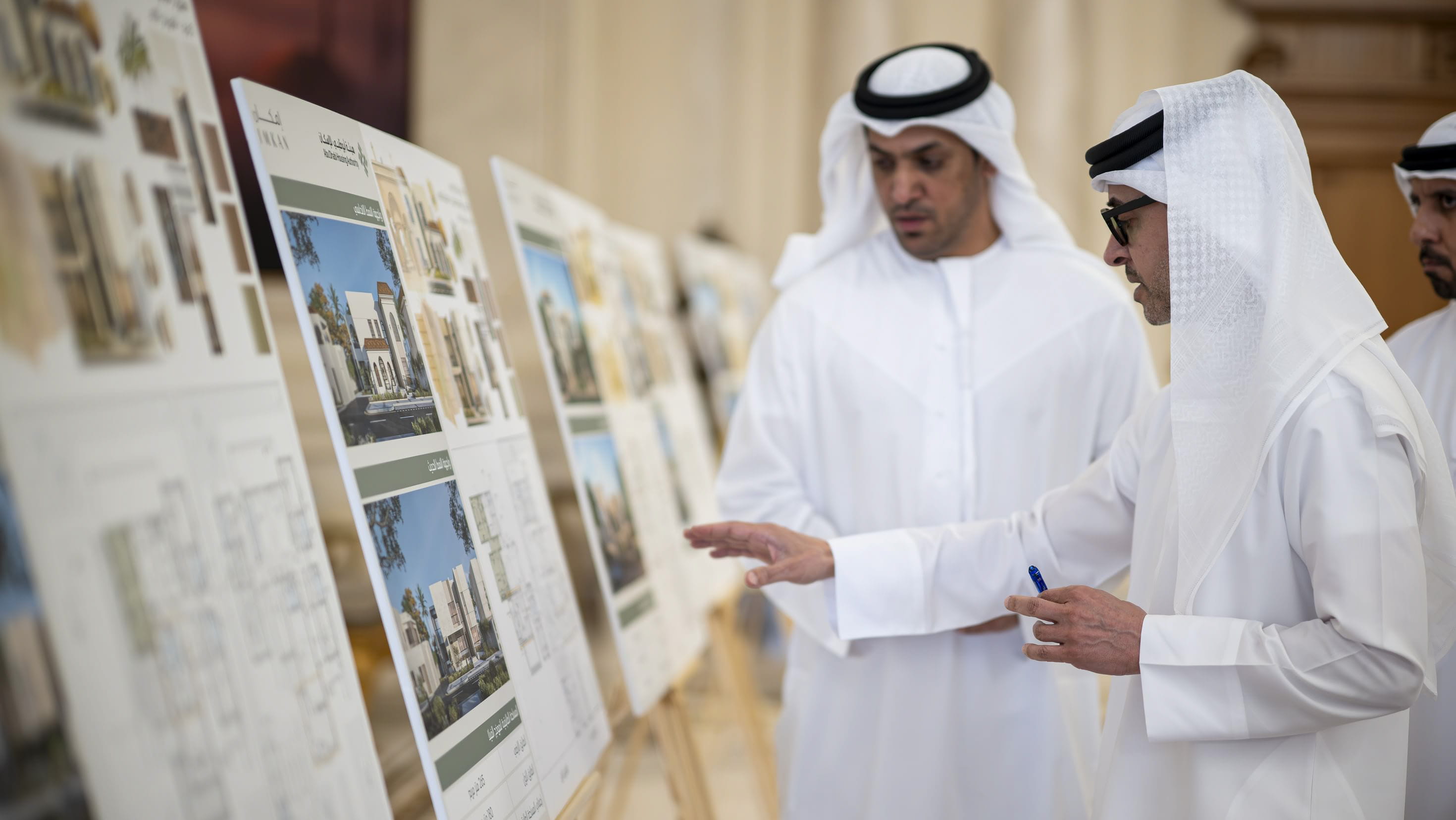 هزاع بن زايد يطّلع على مستجدات المشاريع والبرامج السكنية في العين