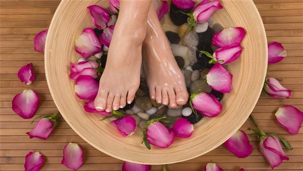 وصفات طبيعية تساعدك على استعادة نعومة قدميك وحيويتهما