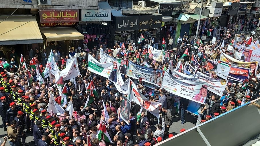 مسيرة حاشدة وسط البلد لتأييد مواقف الملك بشأن القضية الفلسطينية