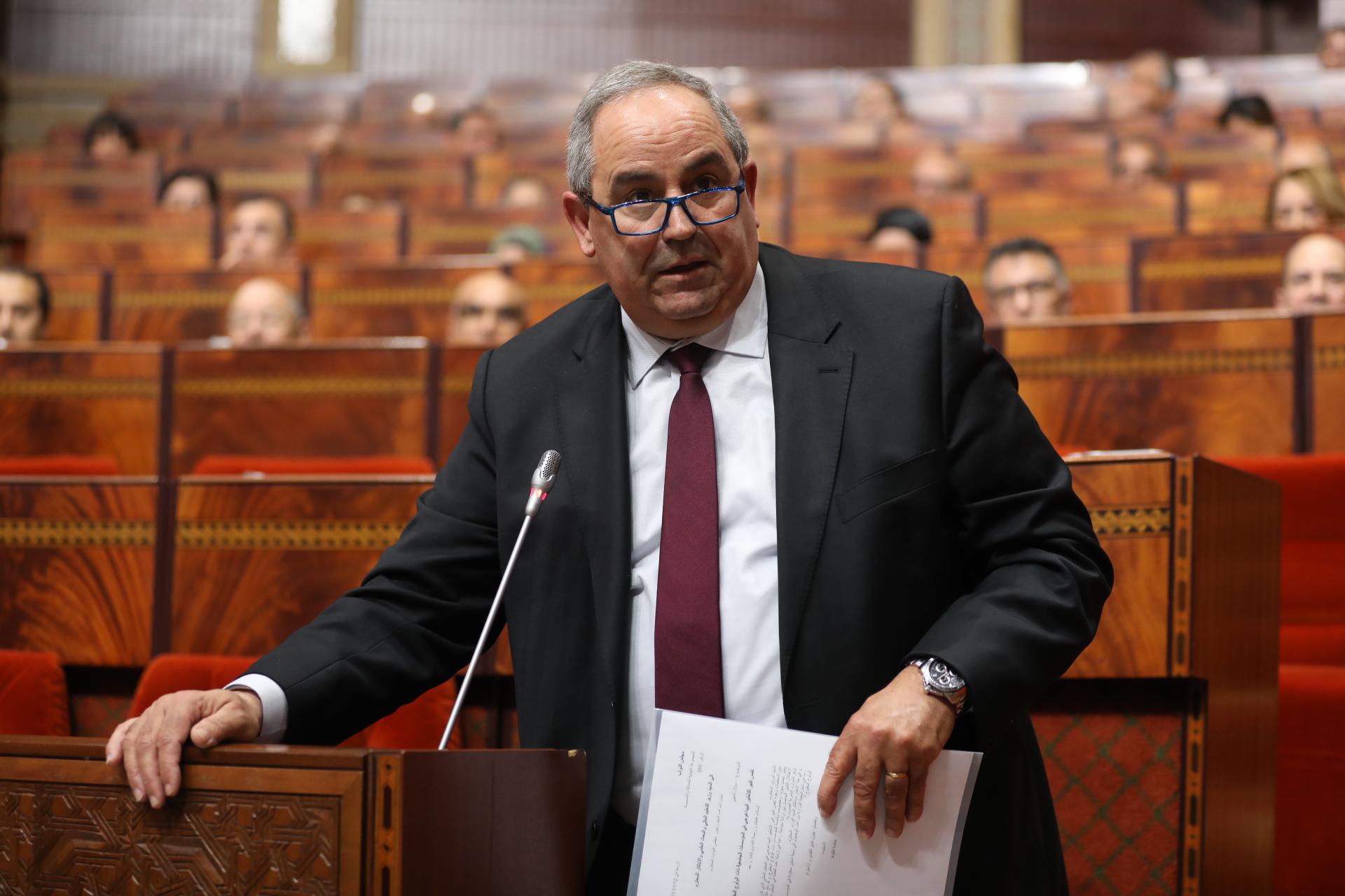 الاكتظاظ في كليات الطب و”ضرب مجانية التعليم” يحاصران ميداوي بالبرلمان