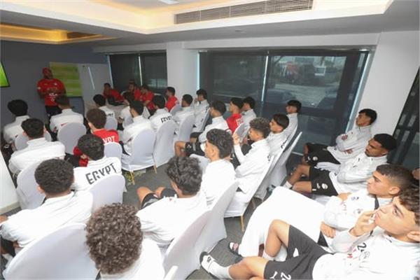 محاضرة فنية لمنتخب الشباب استعدادًا لمباراتي عمان