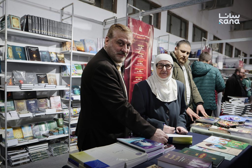 الباحثة حنان اللحام توقّع مجموعة من كتبها في معرض دمشق الدولي للكتاب