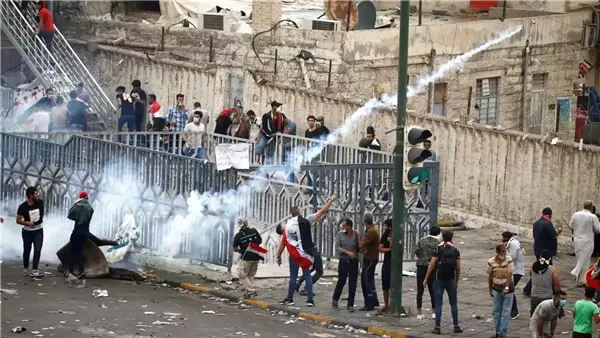 عراقيون يحاولون اقتحام السفارة الأمريكية في بغداد بعد مقتل خامنئي (فيديو)