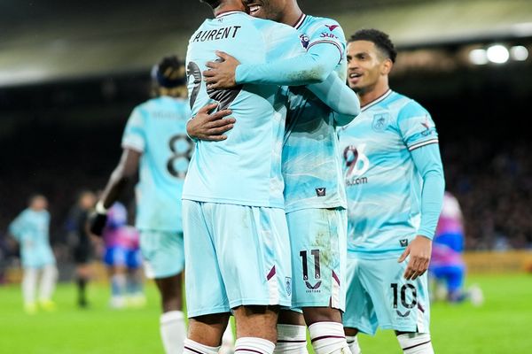 بيرنلي ينعش آماله في البقاء بالدوري الإنجليزي بثلاثية في كريستال بالاس