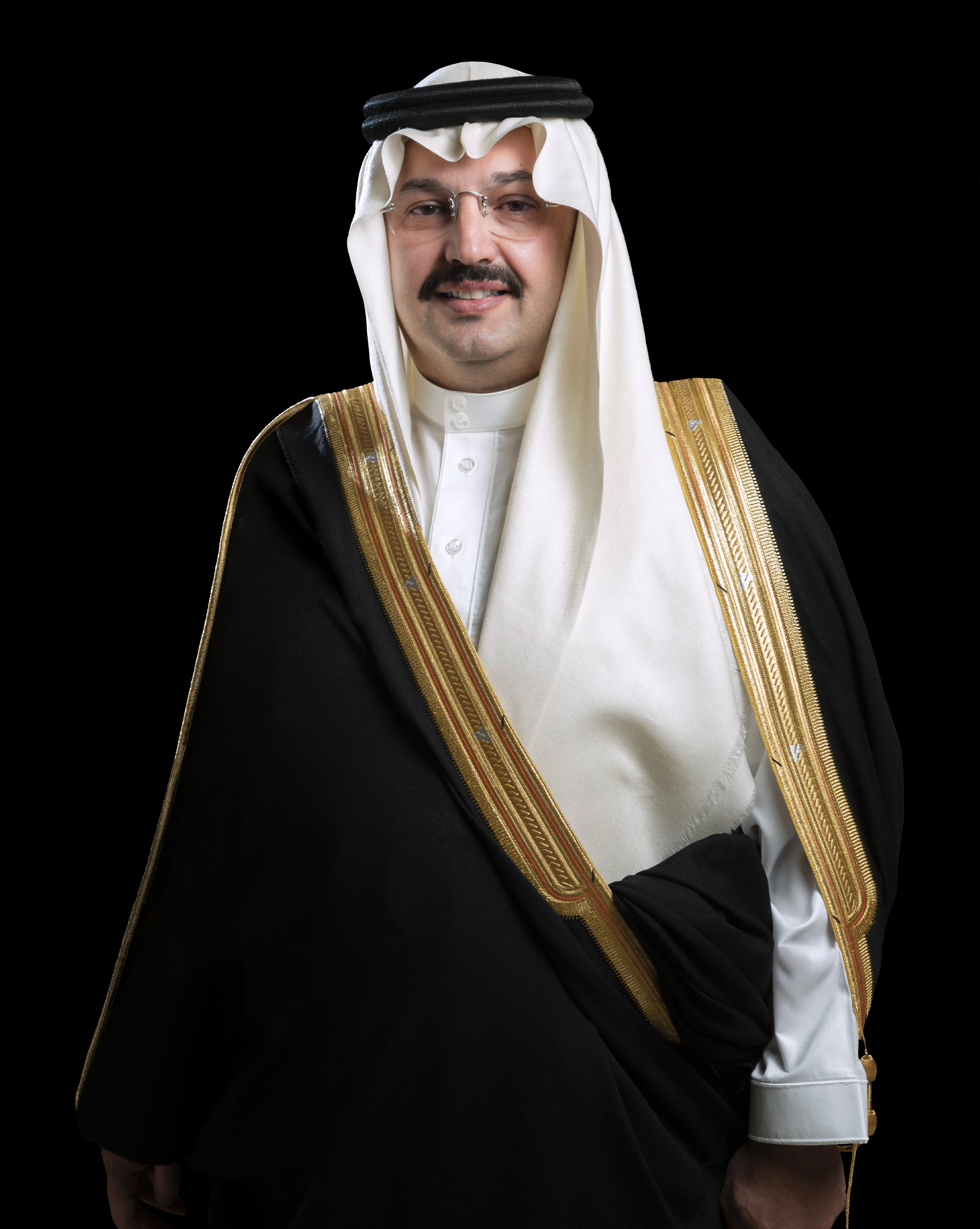 أمير عسير يُعزّي آل عباس في فقيدتهم