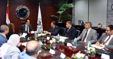 وزير الاستثمار يبحث خطط رفع كفاءة الأداء المؤسسي وتطوير العنصر البشرى