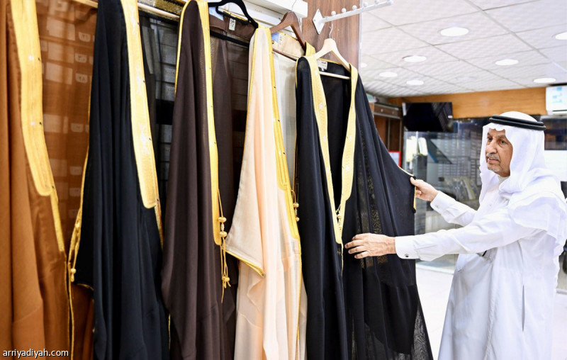 قبل العيد .. الألوان الداكنة تتصدر مبيعات البشوت
