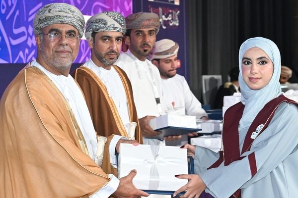 تخريج الدفعة التاسعة من طلبة الكليات المهنية بمحافظة مسقط