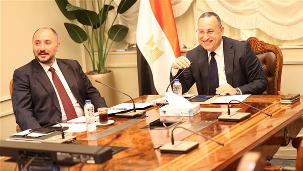 وزير التعليم العالي يبحث آليات تكثيف القوافل المتكاملة داخل وخارج مصر