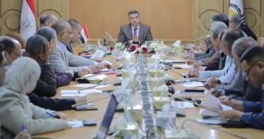 محافظ قنا: التركيز على مشروعات تحسين البيئة ورفع كفاءة الطرق وأعمال الإنارة