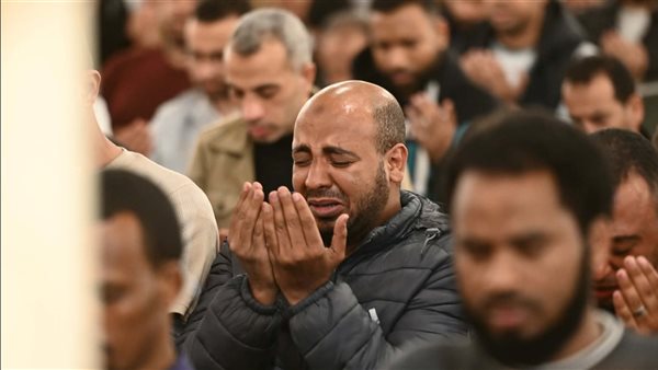 بالدموع والرجاء بثواب ليلة القدر، لحظات إيمانية في دعاء القنوت بمسجد عمرو بن العاص (صور)
