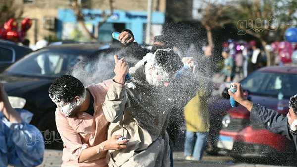 الفرحة لا تعرف السن، لعب الكبار والصغار بالثلج بعد صلاة العيد بساحة مصطفى محمود (صور)