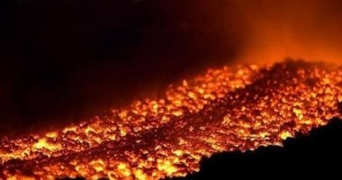 بركان إتنا يثور بلهب وحمم.. وتحذيرات طيران وسكان في إيطاليا