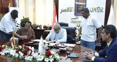 محافظ الأقصر يسلم أول عقد تقنين أراضٍ وفقًا للقانون 168 لسنة 2025
