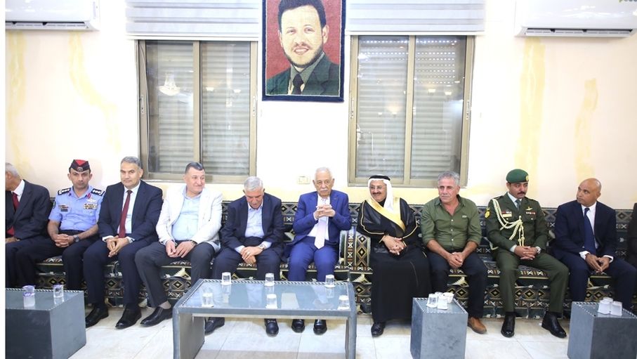 مندوبا عن الملك وولي العهد.. العيسوي يعزي عشيرة الشبول