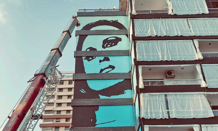 جدارية باللون الفيروزي لـ«فيروز» بارتفاع 20 متراً