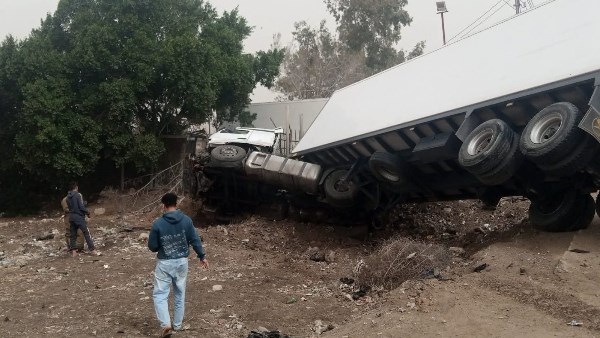 انقلاب سيارة تريلا بطريق طنطا ـ كفر الشيخ بسبب السرعه الزائده ..صور