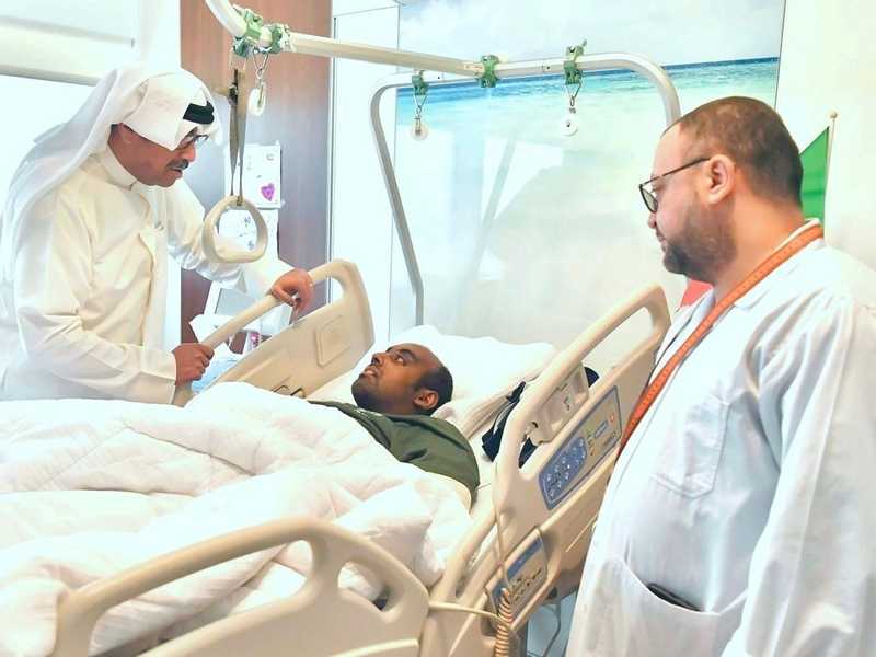 وزير الدفاع يطمئن على الحالة الصحية لأحد المصابين في مستشفى الجهراء
