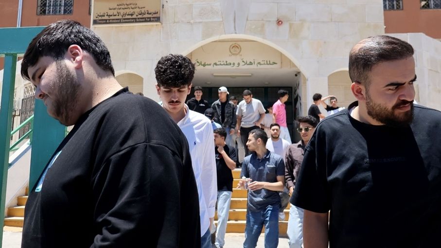 "فرحة" على وجوه طلبة التوجيهي عقب امتحان رياضيات الأعمال