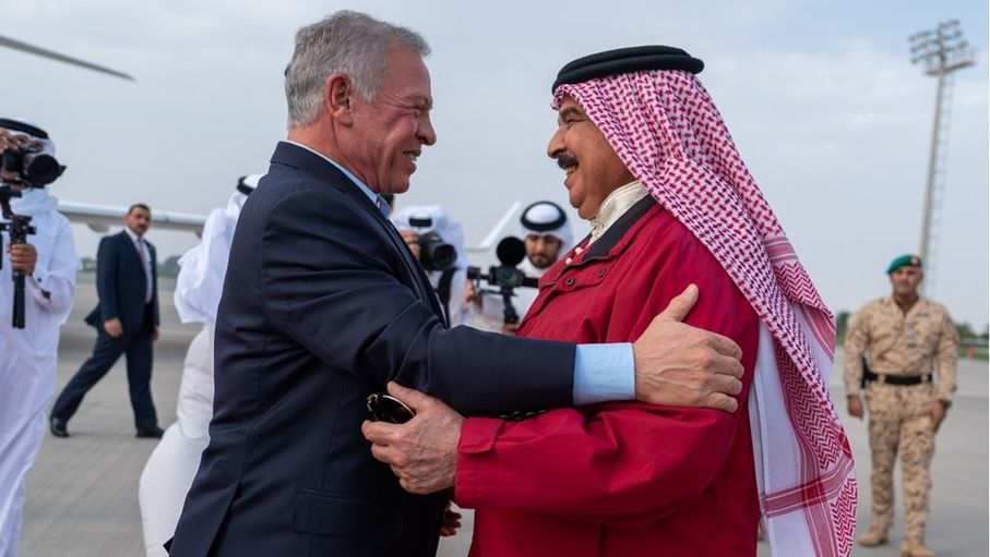 الملك يلتقي العاهل البحريني في المنامة لبحث المستجدات في الإقليم